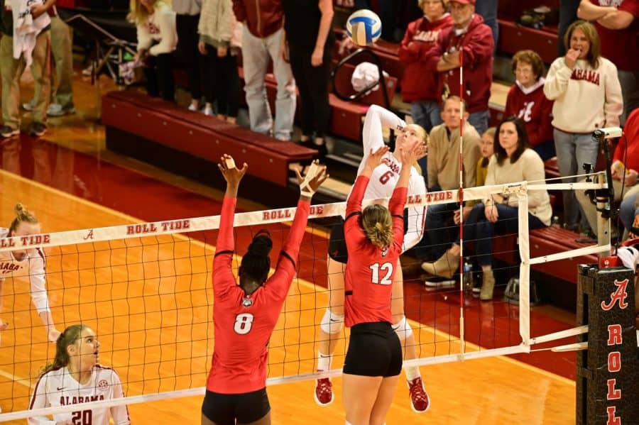 Volleyball falls in weekend series against Georgia