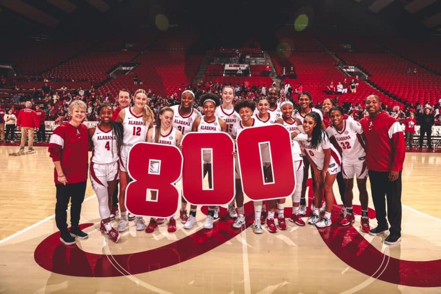 Women’s basketball routs SHSU in 800th program win