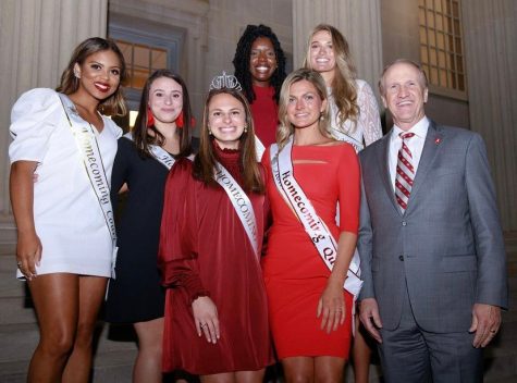 Olivia Rush, 2019 homecoming queen, stands with the 2021 homecoming court and UA President Stuart Bell on the steps of Gorgas Library. 